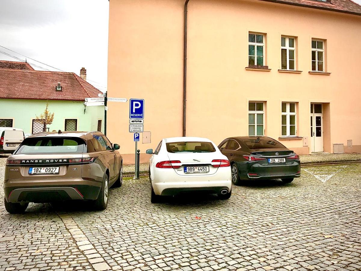 Boutique Apartments U Rolanda, Mikulasske Namesti Зноймо Екстер'єр фото