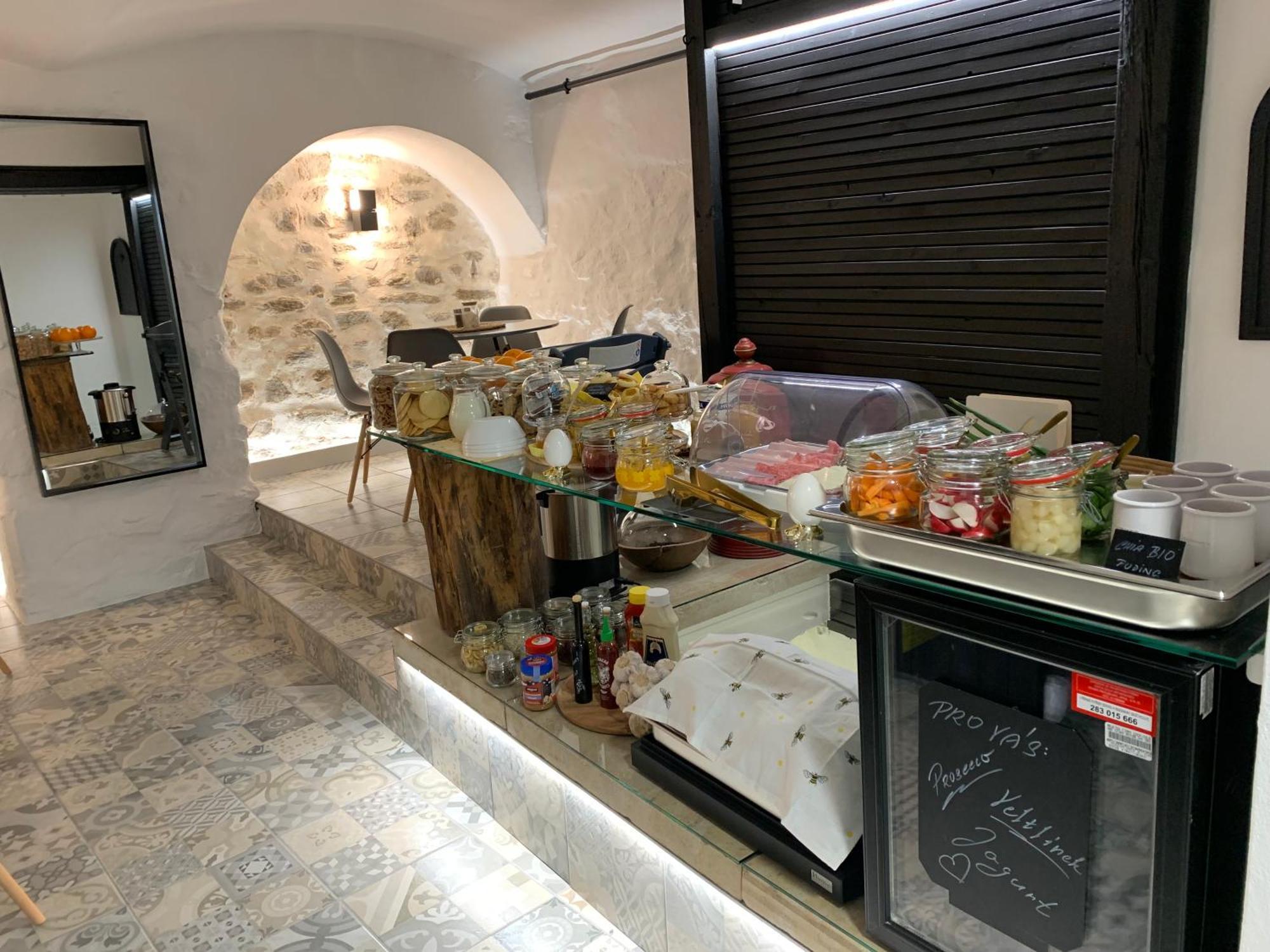 Boutique Apartments U Rolanda, Mikulasske Namesti Зноймо Екстер'єр фото